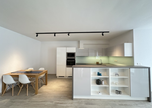 NA PREDAJ Veľkometrážny 3-izbový byt v srdci Trnavy s parkovaním a krytou terasou