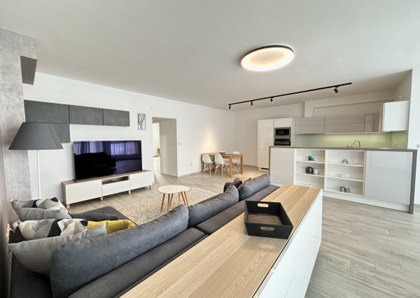 NA PREDAJ Veľkometrážny 3-izbový byt v srdci Trnavy s parkovaním a krytou terasou