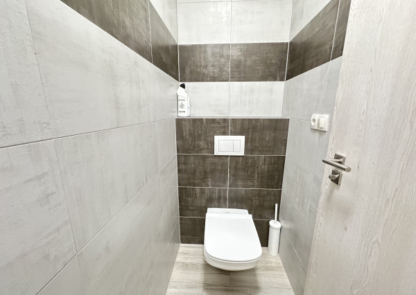 NA PREDAJ Veľkometrážny 3-izbový byt v srdci Trnavy s parkovaním a krytou terasou