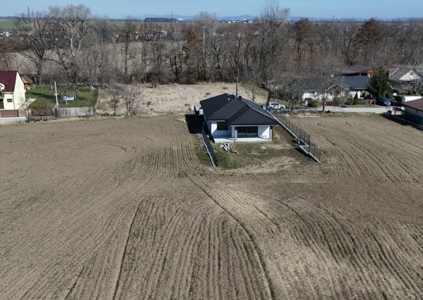 5-IZBOVÝ RODINNÉHO DOMU ČASŤ JARNÁ S VEĽKÝM POZEMKOM