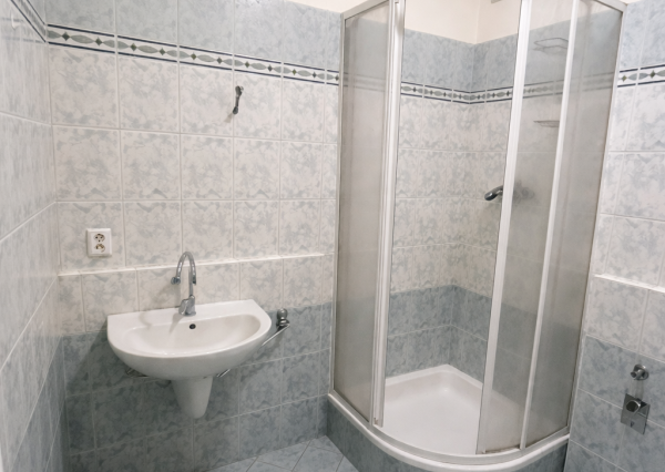 TOP LOKALITA - 3-izbový byt s loggiou a balkónom v Ružinove