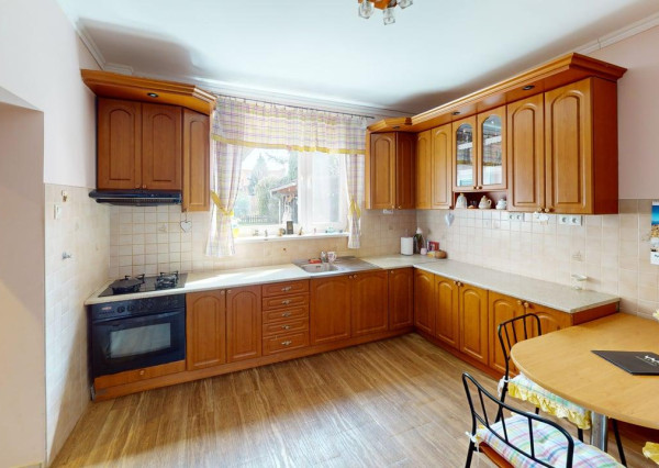 IBA U NÁS, na predaj 4 izbový rodinný dom v obci Cífer , cena 249000 eur.