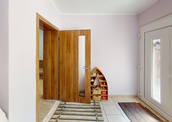 IBA U NÁS, na predaj 4 izbový rodinný dom v obci Cífer , cena 249000 eur.