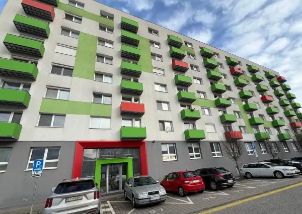 Svetlý 2-izbový byt v Ružinove s parkovacím státím