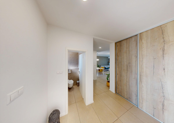 MODERNÝ 4-IZBOVÝ DOM – TICHÁ LOKALITA, KRÁSNA ZÁHRADA, NÍZKE NÁKLADY