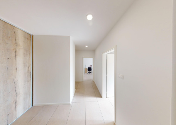 MODERNÝ 4-IZBOVÝ DOM – TICHÁ LOKALITA, KRÁSNA ZÁHRADA, NÍZKE NÁKLADY