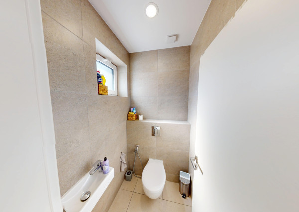 MODERNÝ 4-IZBOVÝ DOM – TICHÁ LOKALITA, KRÁSNA ZÁHRADA, NÍZKE NÁKLADY