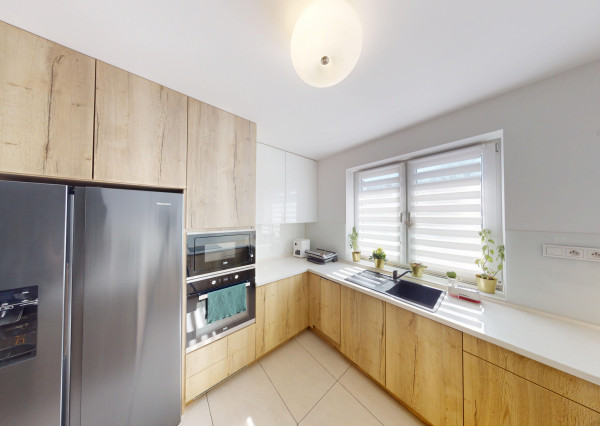 MODERNÝ 4-IZBOVÝ DOM – TICHÁ LOKALITA, KRÁSNA ZÁHRADA, NÍZKE NÁKLADY