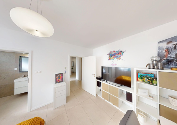 MODERNÝ 4-IZBOVÝ DOM – TICHÁ LOKALITA, KRÁSNA ZÁHRADA, NÍZKE NÁKLADY