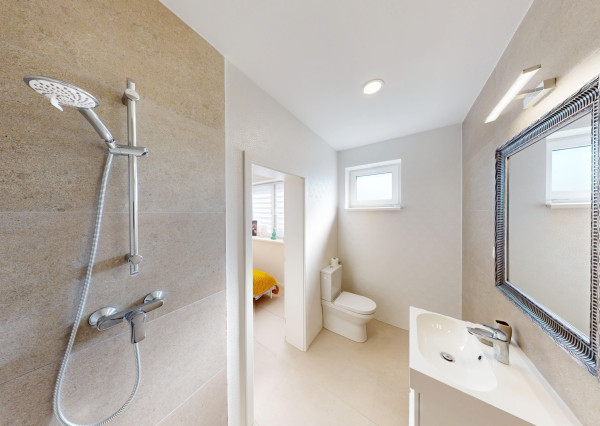 MODERNÝ 4-IZBOVÝ DOM – TICHÁ LOKALITA, KRÁSNA ZÁHRADA, NÍZKE NÁKLADY