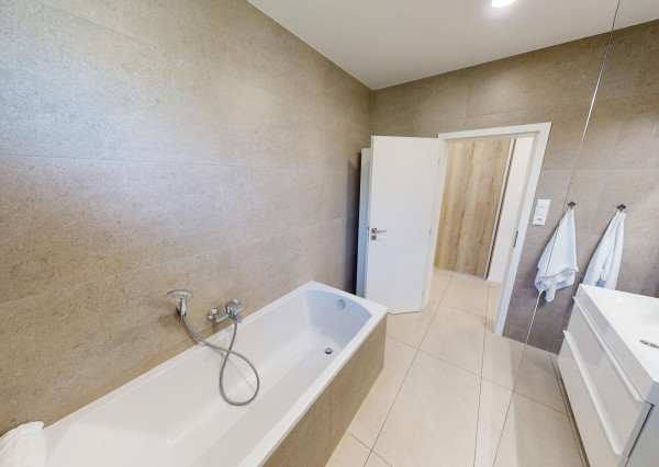 MODERNÝ 4-IZBOVÝ DOM – TICHÁ LOKALITA, KRÁSNA ZÁHRADA, NÍZKE NÁKLADY