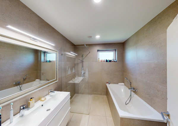 MODERNÝ 4-IZBOVÝ DOM – TICHÁ LOKALITA, KRÁSNA ZÁHRADA, NÍZKE NÁKLADY