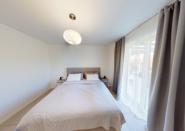 MODERNÝ 4-IZBOVÝ DOM – TICHÁ LOKALITA, KRÁSNA ZÁHRADA, NÍZKE NÁKLADY