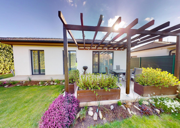 MODERNÝ 4-IZBOVÝ DOM – TICHÁ LOKALITA, KRÁSNA ZÁHRADA, NÍZKE NÁKLADY