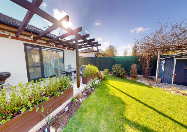 MODERNÝ 4-IZBOVÝ DOM – TICHÁ LOKALITA, KRÁSNA ZÁHRADA, NÍZKE NÁKLADY