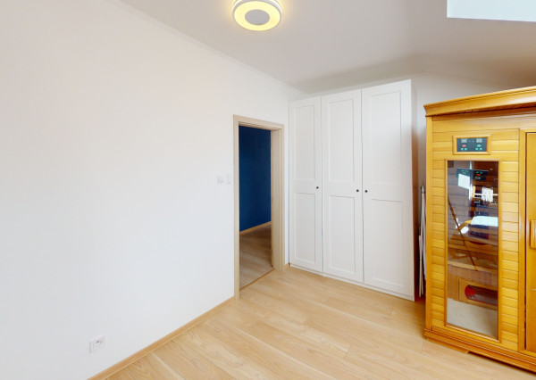 NA PREDAJ 4-izbový rodinný dom s veľkým pozemkom, wellness zónou a garážou – Suchá nad Parnou (Nové Vinohrady)