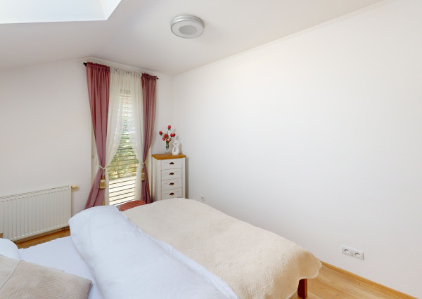 NA PREDAJ 4-izbový rodinný dom s veľkým pozemkom, wellness zónou a garážou – Suchá nad Parnou (Nové Vinohrady)