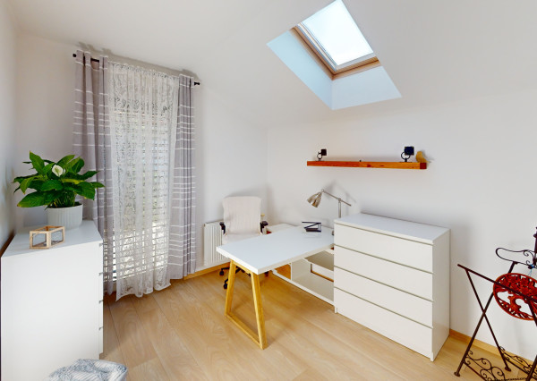 NA PREDAJ 4-izbový rodinný dom s veľkým pozemkom, wellness zónou a garážou – Suchá nad Parnou (Nové Vinohrady)