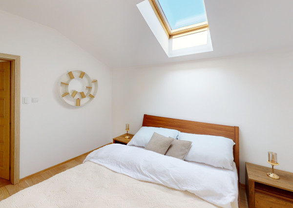 NA PREDAJ 4-izbový rodinný dom s veľkým pozemkom, wellness zónou a garážou – Suchá nad Parnou (Nové Vinohrady)