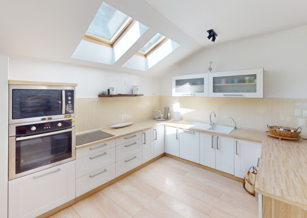 NA PREDAJ 4-izbový rodinný dom s veľkým pozemkom, wellness zónou a garážou – Suchá nad Parnou (Nové Vinohrady)