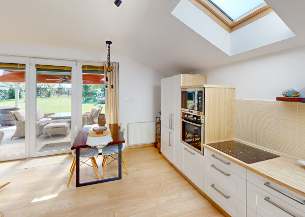 NA PREDAJ 4-izbový rodinný dom s veľkým pozemkom, wellness zónou a garážou – Suchá nad Parnou (Nové Vinohrady)