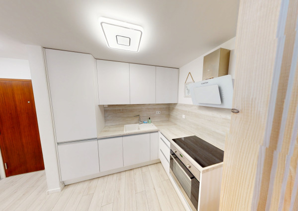 PREDAJ | Štýlový 2-izbový byt s veľkou terasou a parkovaním – Pekné Pole