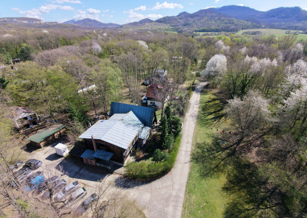 Obrovská chata v pôvodnom stave na úpätí Malých Karpát–Vývrat, Rohožník