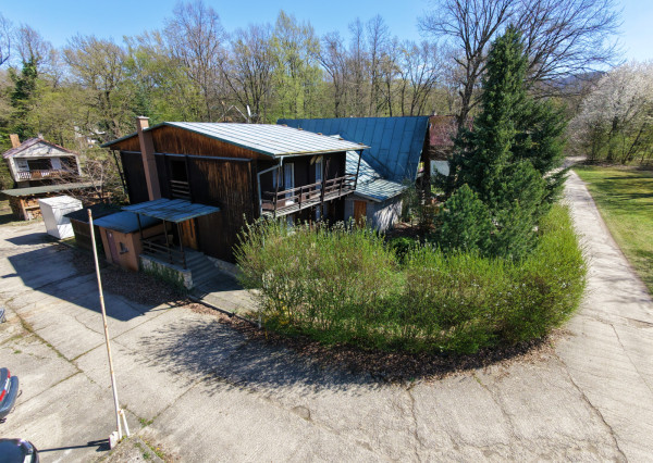 Obrovská chata v pôvodnom stave na úpätí Malých Karpát–Vývrat, Rohožník