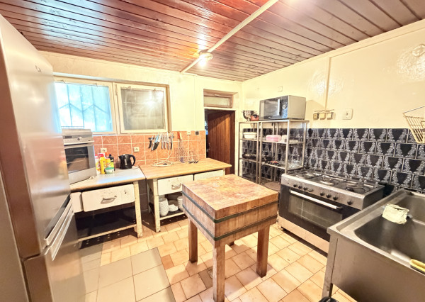 Obrovská chata v pôvodnom stave na úpätí Malých Karpát–Vývrat, Rohožník