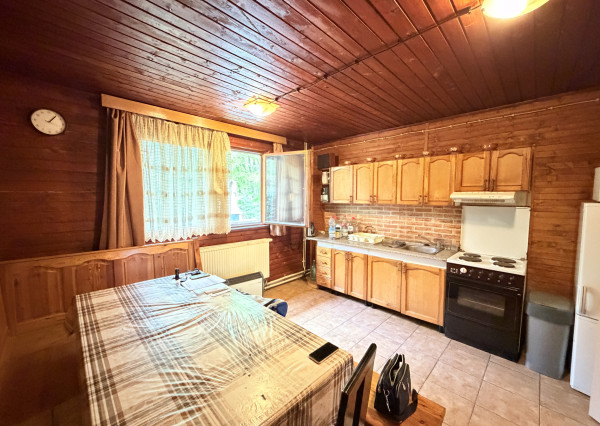 Obrovská chata v pôvodnom stave na úpätí Malých Karpát–Vývrat, Rohožník