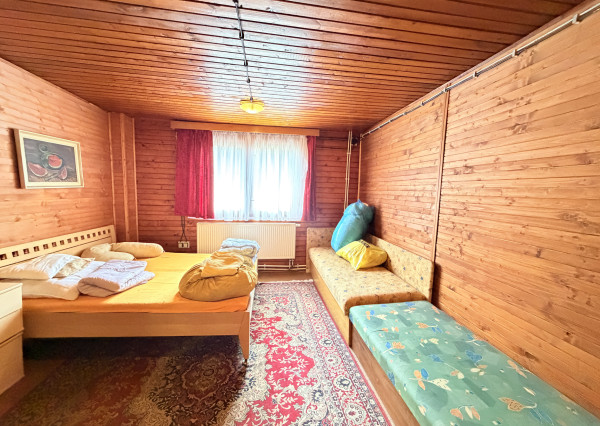 Obrovská chata v pôvodnom stave na úpätí Malých Karpát–Vývrat, Rohožník