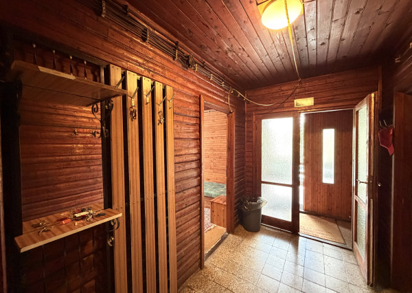 Obrovská chata v pôvodnom stave na úpätí Malých Karpát–Vývrat, Rohožník