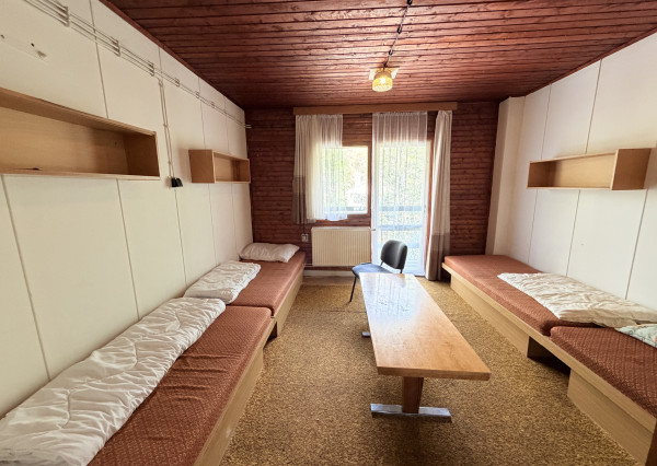 Obrovská chata v pôvodnom stave na úpätí Malých Karpát–Vývrat, Rohožník