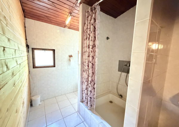 Obrovská chata v pôvodnom stave na úpätí Malých Karpát–Vývrat, Rohožník