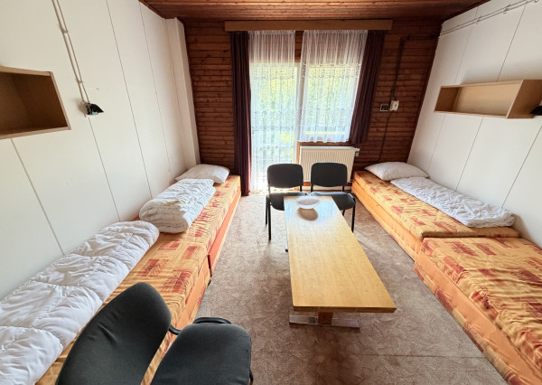 Obrovská chata v pôvodnom stave na úpätí Malých Karpát–Vývrat, Rohožník