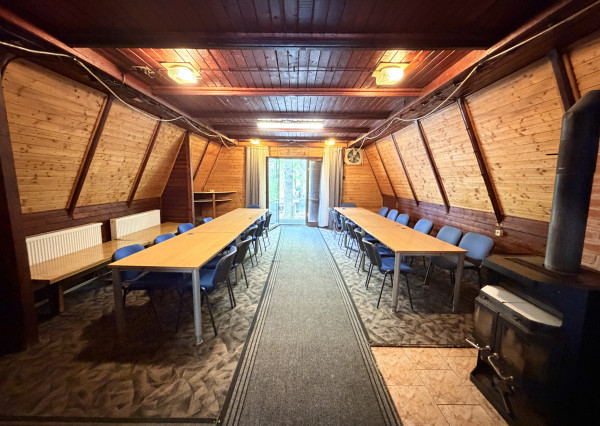 Obrovská chata v pôvodnom stave na úpätí Malých Karpát–Vývrat, Rohožník