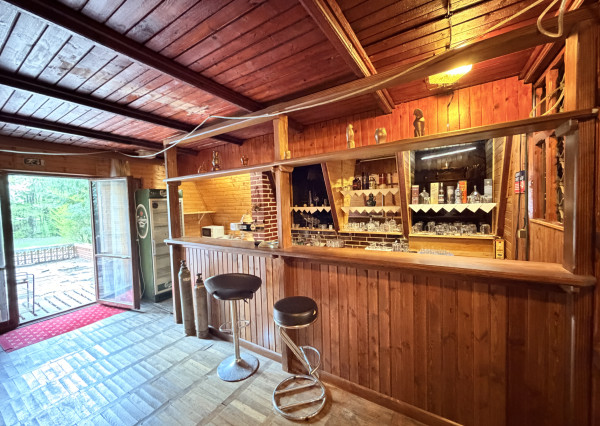 Obrovská chata v pôvodnom stave na úpätí Malých Karpát–Vývrat, Rohožník