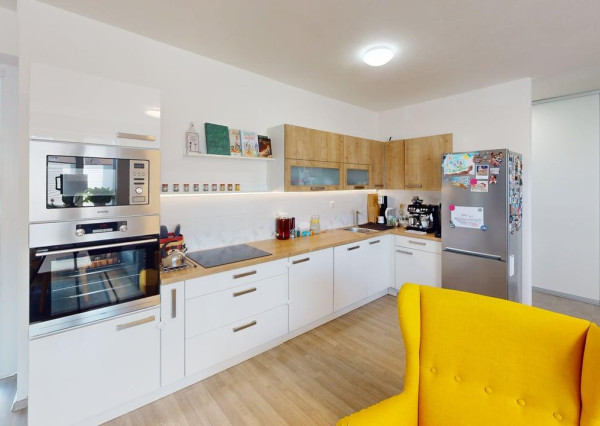 Biely Kostol  3i byt s garážou, parkovacím miestom a záhradou.