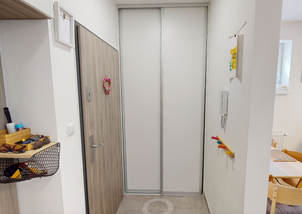 Biely Kostol  3i byt s garážou, parkovacím miestom a záhradou.