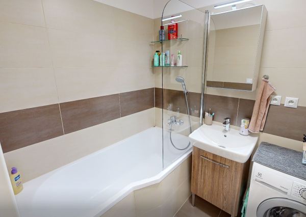 Biely Kostol  3i byt s garážou, parkovacím miestom a záhradou.