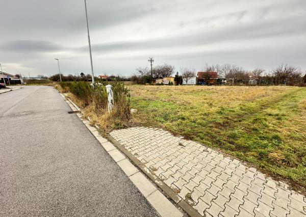 NA PREDAJ STAVEBNÝ POZEMOK Kamenný mlyn, 617m2, všetky IS