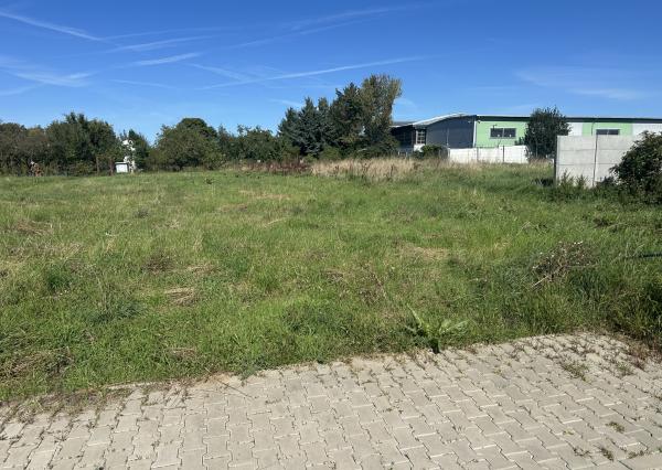 NA PREDAJ STAVEBNÝ POZEMOK Kamenný mlyn, 748m2, všetky IS