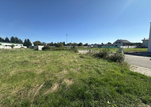 NA PREDAJ STAVEBNÝ POZEMOK Kamenný mlyn, 748m2, všetky IS