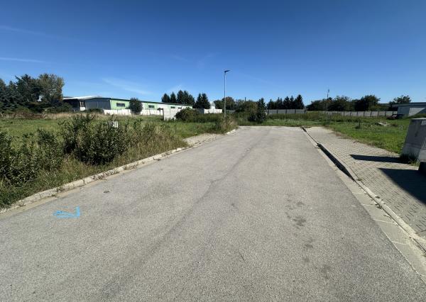 NA PREDAJ STAVEBNÝ POZEMOK Kamenný mlyn, 748m2, všetky IS