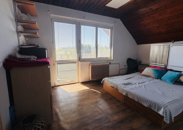 Rodinný dom s veľkým pozemkom a potokom, Zvončín
