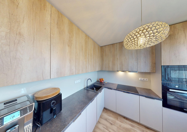 MODERNÝ 2-IZBOVÝ BYT S BALKÓNOM – NASŤAHUJTE SA BEZ INVESTÍCIÍ 🔑✨