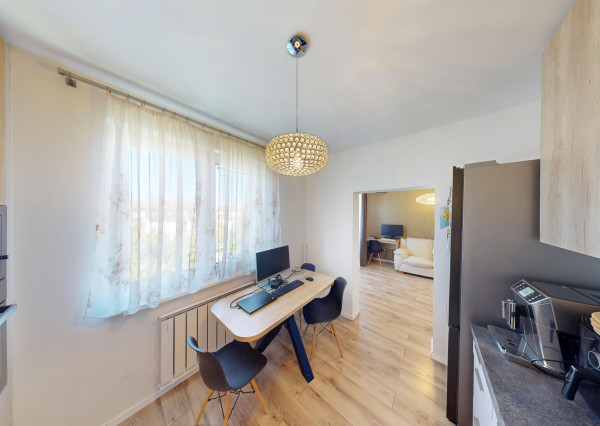 MODERNÝ 2-IZBOVÝ BYT S BALKÓNOM – NASŤAHUJTE SA BEZ INVESTÍCIÍ 🔑✨