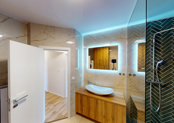 MODERNÝ 2-IZBOVÝ BYT S BALKÓNOM – NASŤAHUJTE SA BEZ INVESTÍCIÍ 🔑✨