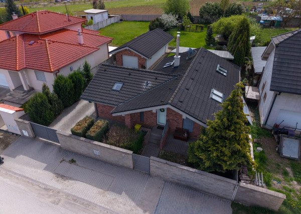 NA PREDAJ 4-izbový rodinný dom s veľkým pozemkom, wellness zónou a garážou – Suchá nad Parnou (Nové Vinohrady)