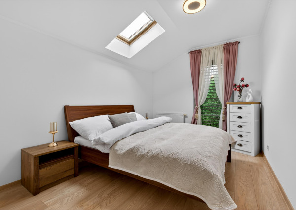 NA PREDAJ 4-izbový rodinný dom s veľkým pozemkom, wellness zónou a garážou – Suchá nad Parnou (Nové Vinohrady)